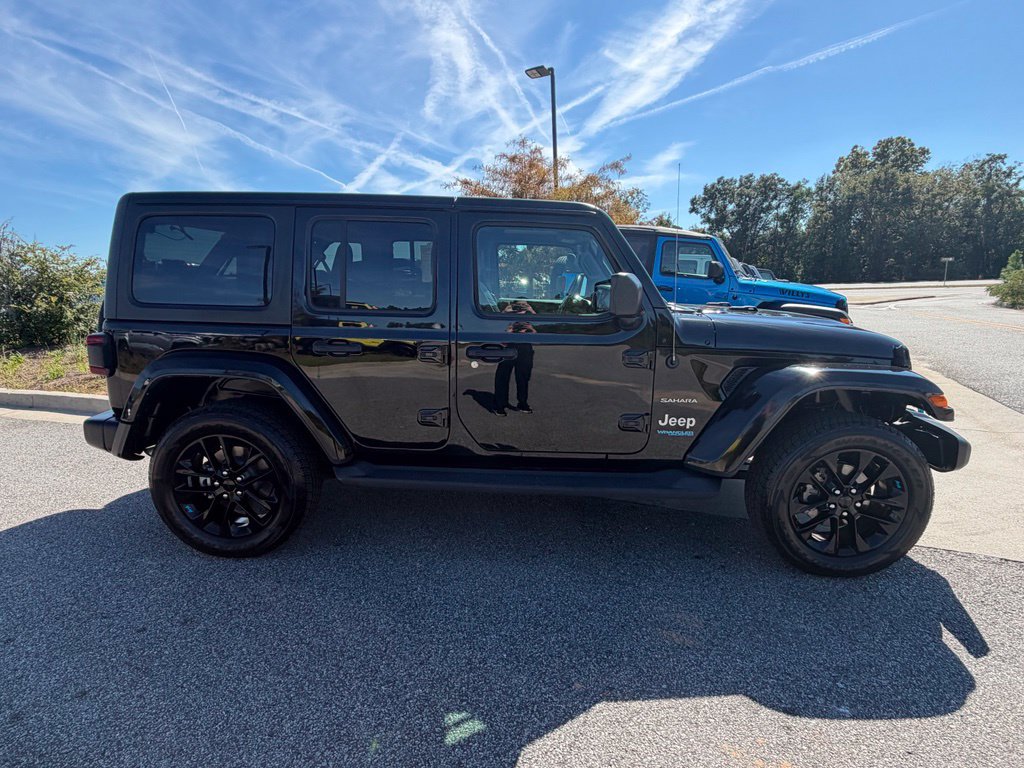 Used 2022 Jeep Wrangler Unlimited Sahara AWD/4WD image 17