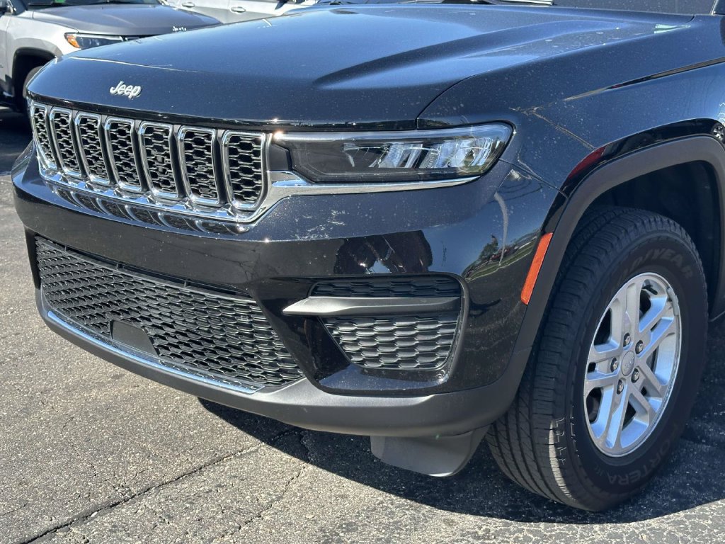 Used 2025 Jeep Grand Cherokee Laredo w/ Luxury Tech Group I AWD/4WD image 8