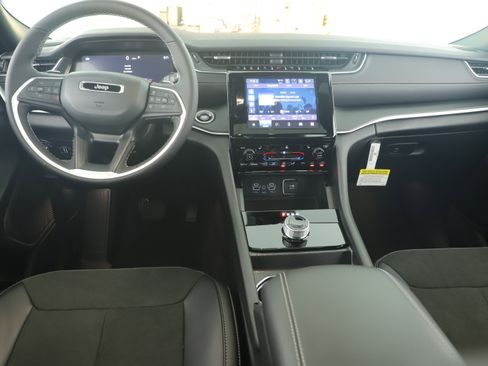 New 2025 Jeep Grand Cherokee Altitude image 20