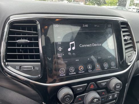 Used 2019 Jeep Grand Cherokee Altitude AWD/4WD image 11