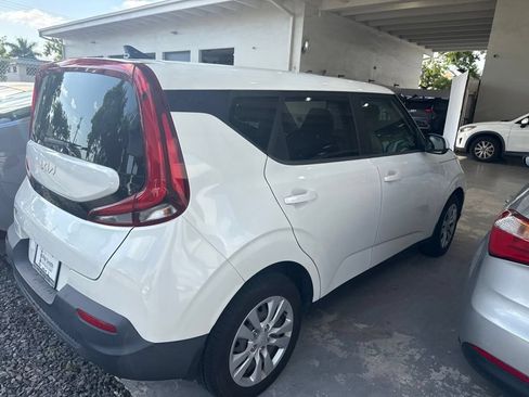 Used 2022 Kia Soul LX FWD image 3