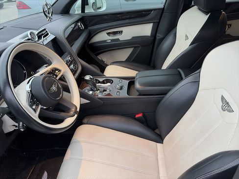 Used 2021 Bentley Bentayga Plug-In Hybrid image 5