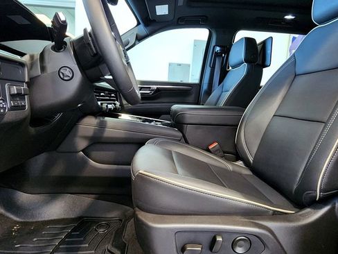 Used 2025 Chevrolet Suburban Premier AWD/4WD image 25