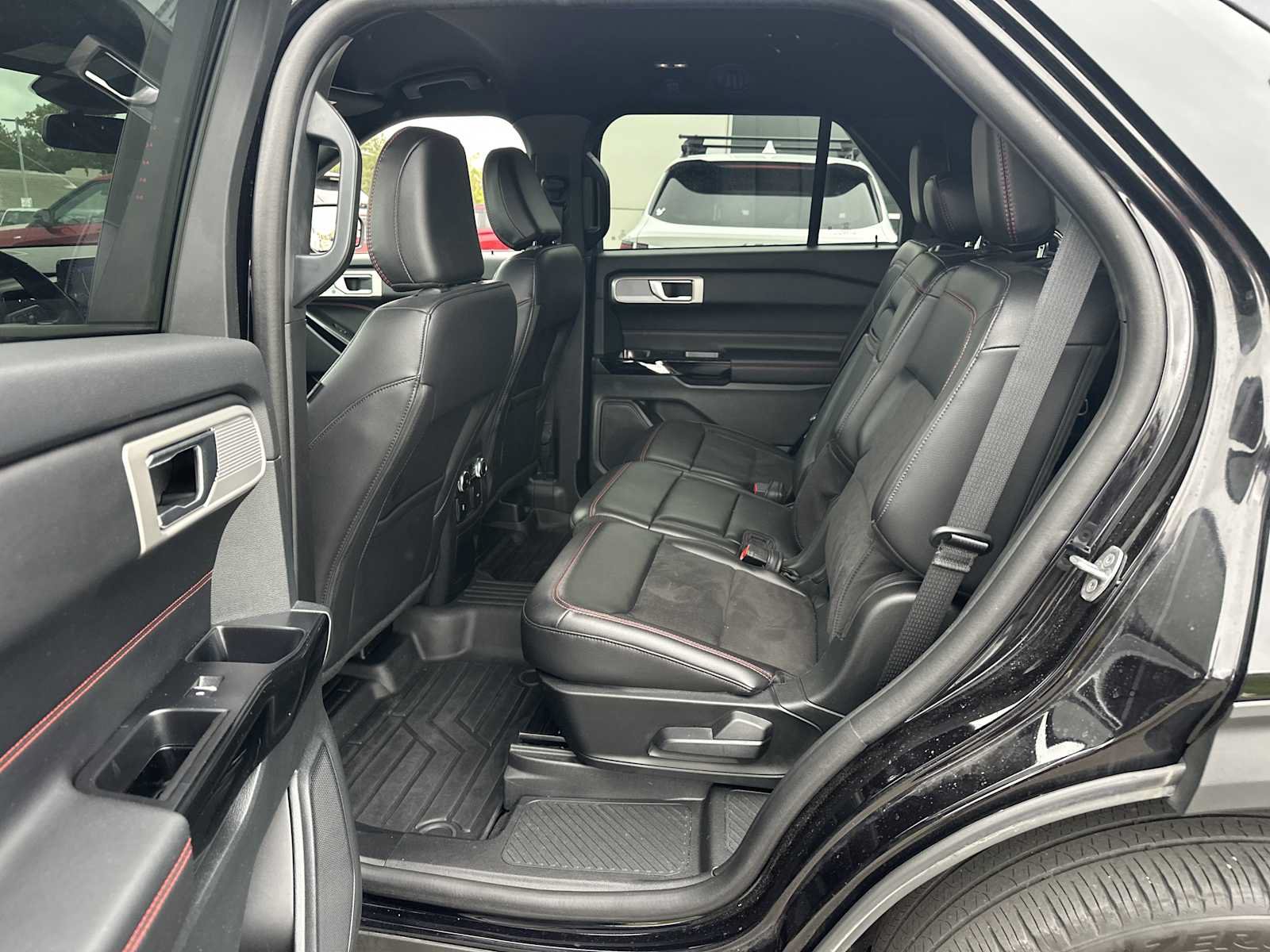 Used 2024 Ford Explorer ST-Line w/ Class IV Trailer Tow Package AWD/4WD image 8