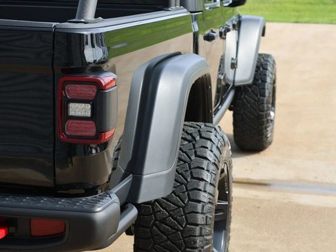 Used 2024 Jeep Gladiator Rubicon w/ Technology Group AWD/4WD image 5