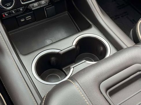 Used 2023 GMC Yukon XL SLT image 17