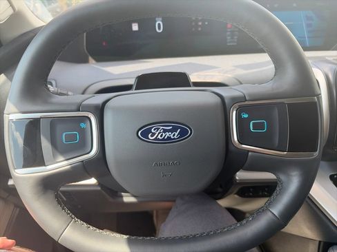 Used 2025 Ford Expedition Active AWD/4WD image 24