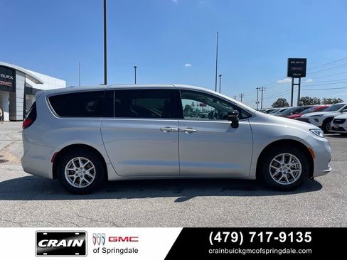 Used 2024 Chrysler Pacifica Touring-L FWD image 9