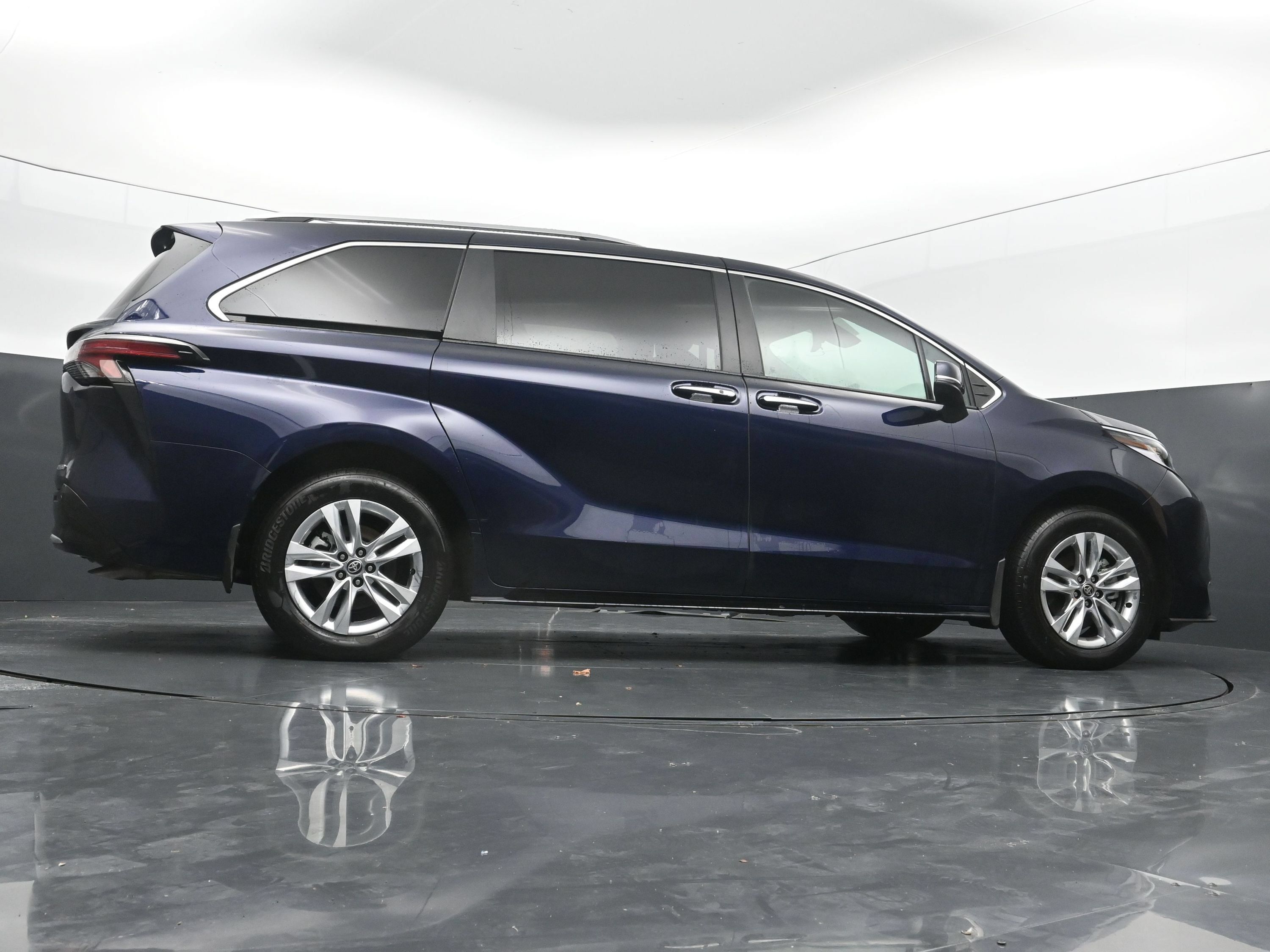 Used 2026 Toyota Sienna Limited FWD image 41