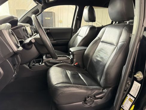 Used 2016 Toyota Tacoma TRD Sport w/ Towing Package image 5