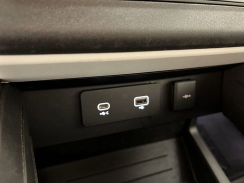 Used 2024 Land Rover Defender 110 S image 33