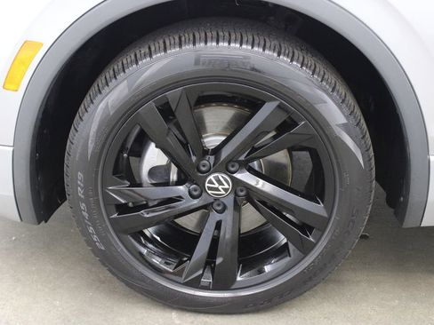 Used 2023 Volkswagen Tiguan SE R-Line image 28