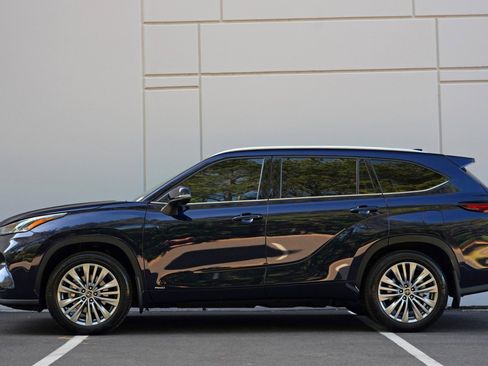 Used 2025 Toyota Highlander Platinum AWD/4WD image 9