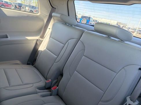 Used 2023 GMC Acadia SLT image 16