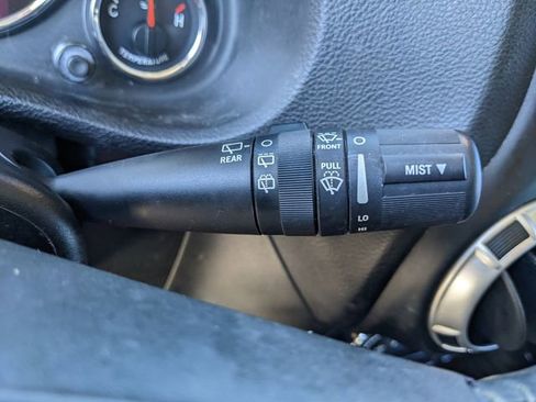 Used 2015 Jeep Wrangler Unlimited Rubicon image 28