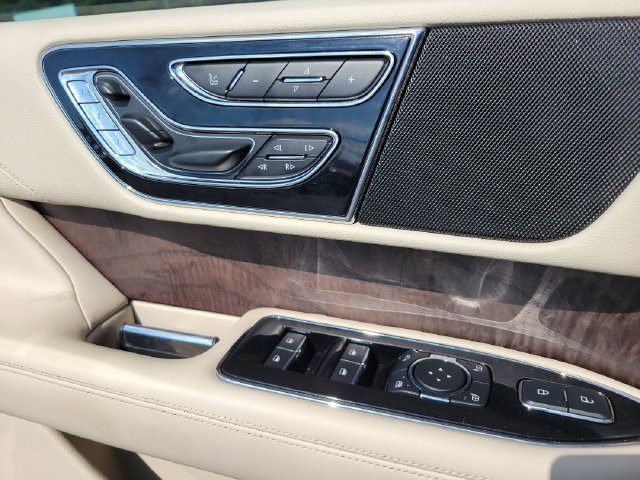 Used 2018 Lincoln Navigator Select w/ Technology Package RWD image 15