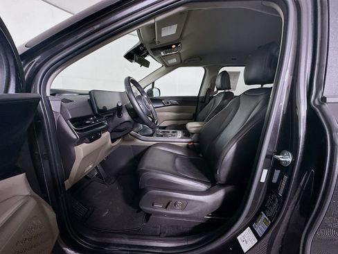 Used 2025 Kia Carnival FWD image 13