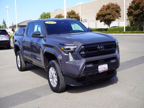 Used 2025 Toyota Tacoma SR5 AWD/4WD image 1