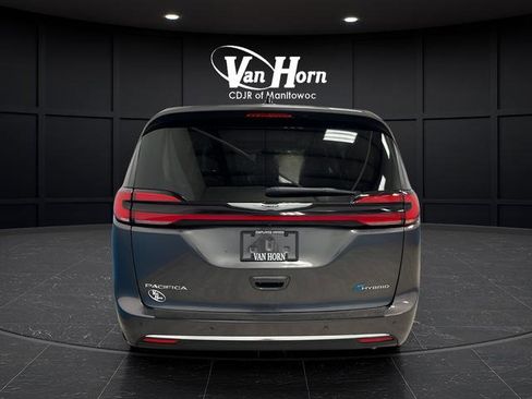 Used 2023 Chrysler Pacifica Limited w/ Uconnect Theater Family Group FWD image 4
