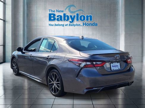 Used 2023 Toyota Camry SE FWD image 3