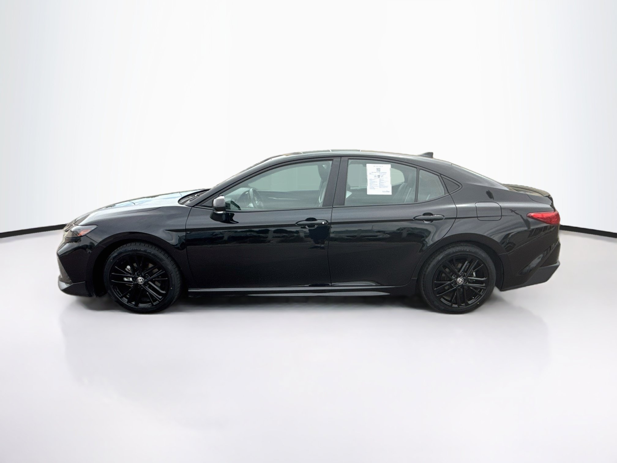 Used 2025 Toyota Camry SE FWD image 4