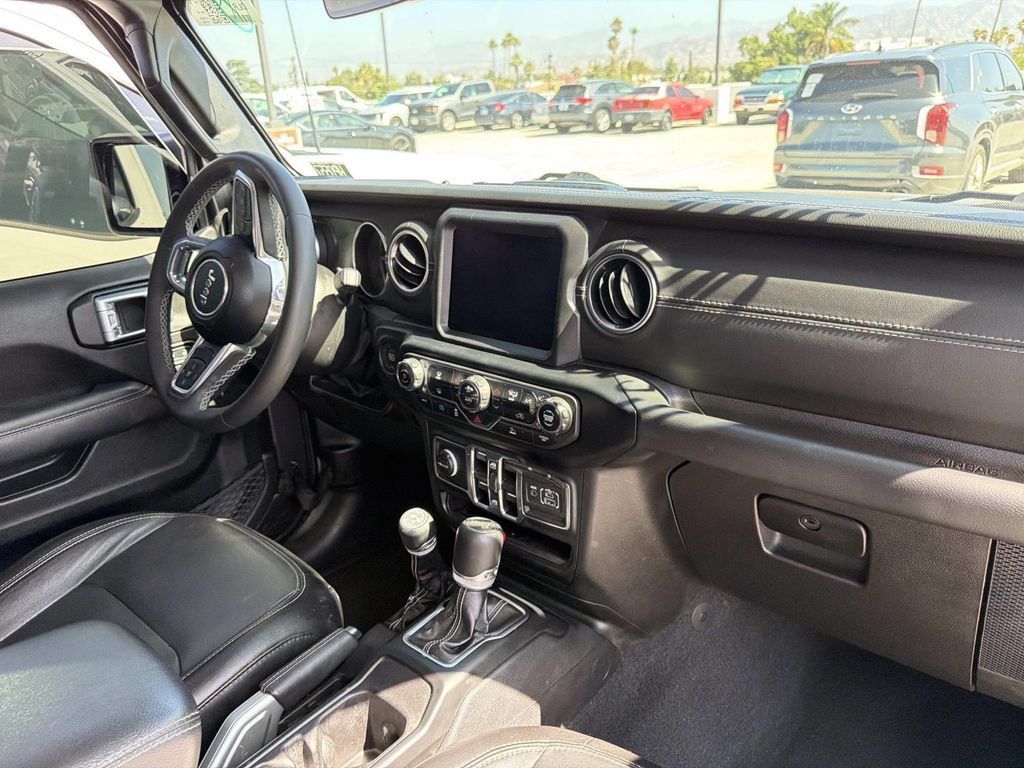 Used 2023 Jeep Wrangler Unlimited Sahara AWD/4WD image 16