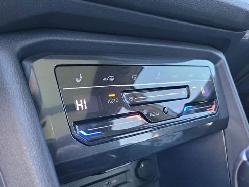 Used 2024 Volkswagen Tiguan SE image 15