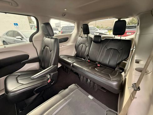 Used 2023 Chrysler Pacifica Touring-L FWD image 11