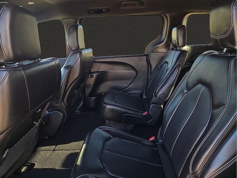 Used 2025 Chrysler Pacifica Select image 10