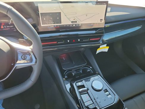 New 2025 BMW 530i xDrive w/ Premium Package image 17