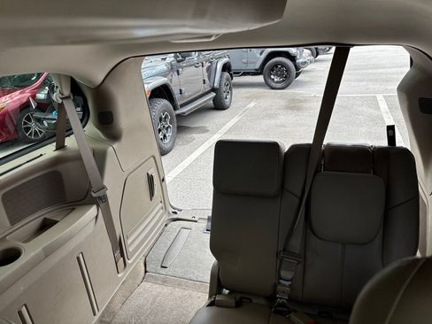 Used 2014 Chrysler Town & Country Limited FWD image 8