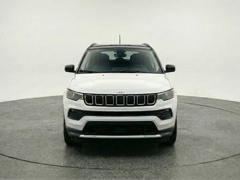 Used 2025 Jeep Compass Limited AWD/4WD image 2