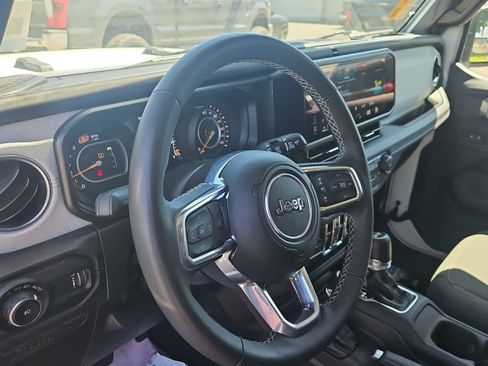 Used 2025 Jeep Wrangler Unlimited Sahara AWD/4WD image 2