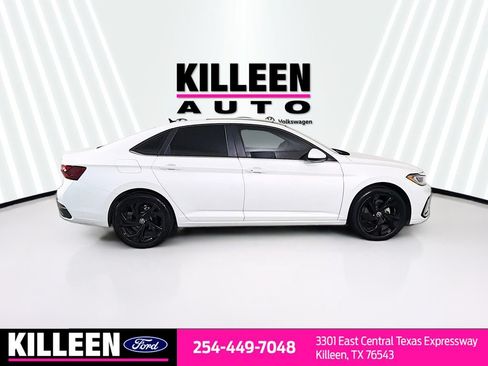 Used 2025 Volkswagen Jetta SE FWD image 9