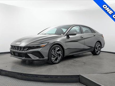 Used 2025 Hyundai Elantra Limited FWD image 2