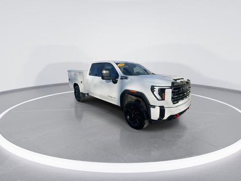 Used 2025 GMC Sierra 2500 AT4 image 4
