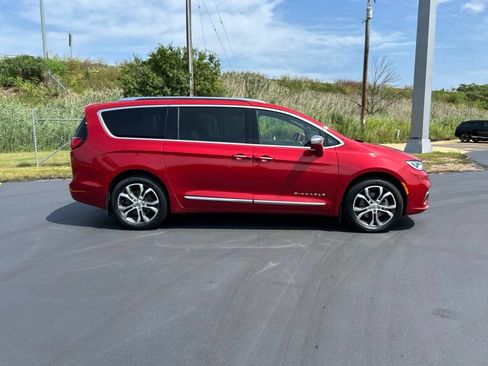 Used 2024 Chrysler Pacifica Pinnacle w/ Trailer Tow Group AWD/4WD image 6