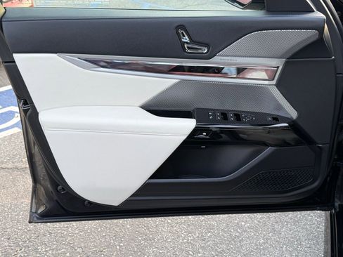 Used 2025 BMW 760i xDrive image 21