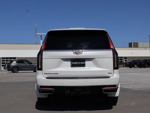 Used 2022 Cadillac Escalade Luxury w/ LPO, Floor Liner Package AWD/4WD image 6