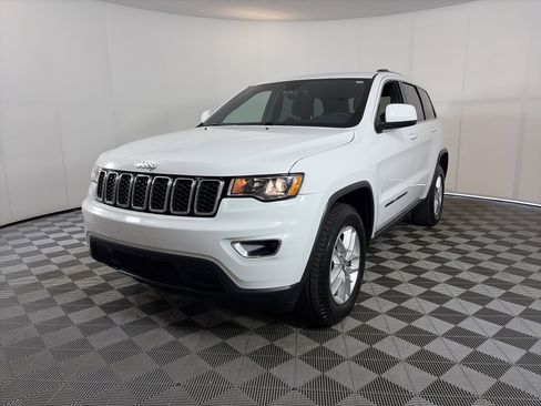 Used 2018 Jeep Grand Cherokee Laredo AWD/4WD image 2