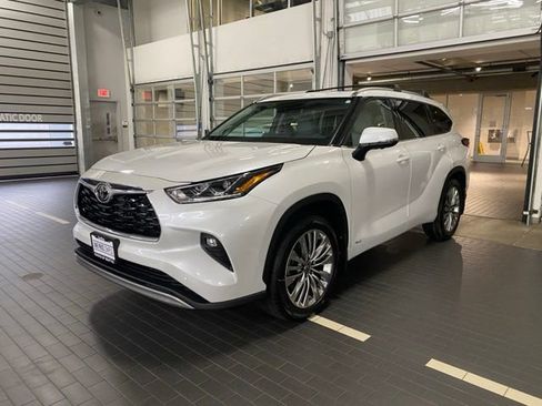 New 2026 Toyota Highlander Platinum image 4