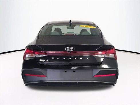 Used 2025 Hyundai Elantra SE FWD image 6