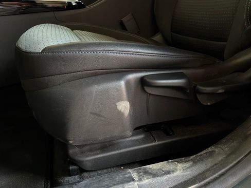 Used 2025 Chevrolet Trax LT w/ LT Convenience Package FWD image 11