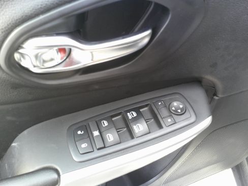 Used 2018 Jeep Cherokee Latitude Plus w/ Cold Weather Group image 16