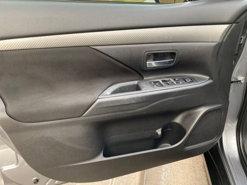 Used 2017 Mitsubishi Outlander ES image 26