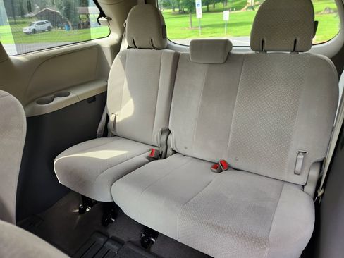 Used 2013 Toyota Sienna LE w/ Towing Pkg FWD image 18