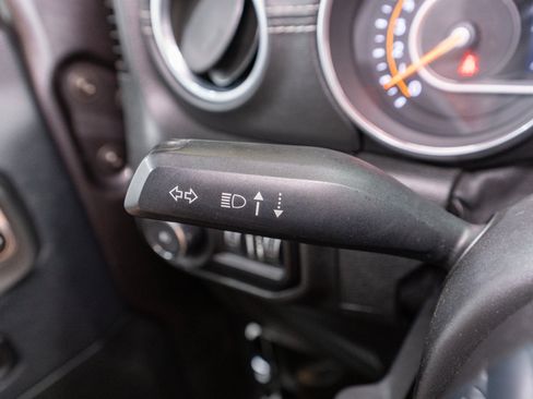 Used 2018 Jeep Wrangler Unlimited Sahara w/ Safety Group AWD/4WD image 28
