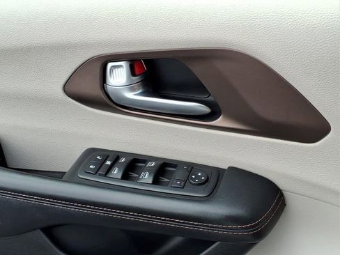 Used 2018 Chrysler Pacifica Touring-L FWD image 17