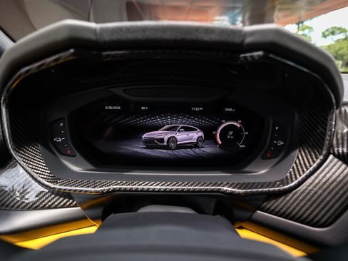 Used 2025 Lamborghini Urus SE AWD/4WD image 65
