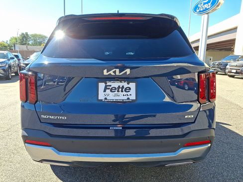 Used 2025 Kia Sorento S image 5